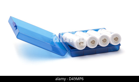 Batterie alcaline in scatola su sfondo bianco Foto Stock