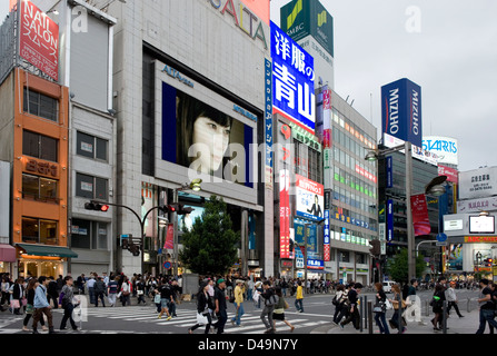 Giant alta visione sullo schermo della televisione accoglie i visitatori di Kabukicho il quartiere dei divertimenti di Shinjuku, Tokyo, Giappone Foto Stock