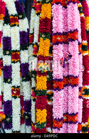 Imitazione ghirlande di fiori utilizzati in Indù culto religioso su un mercato in stallo in India Foto Stock