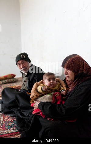 I rifugiati che sono stati alloggiati in una scuola locale, Hama, Siria Foto Stock