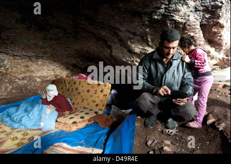 I rifugiati in esecuzione dal regime di Assad rifugiarsi in grotte, Assaharia, Siria Foto Stock