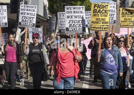 Los Angeles, Stati Uniti d'America. 9 Marzo, 2013. Un gruppo di donne protesta durante un mese di marzo e rally ''chiede alle donne di prendere le strade per fermare la violenza contro le donne ovunque.'' come essi marzo per commemorare la Giornata internazionale della donna a Los Angeles, Sabato, 9 marzo 2013. (Immagine di credito: credito: Ringo Chiu/ZUMAPRESS.com/Alamy Live News) Foto Stock