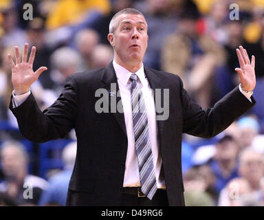 Louis, Missouri negli Stati Uniti d'America. 9 Marzo, 2013. 9 marzo 2013: Head Coach Greg Lansing di Indiana State University dà istruzioni ai suoi giocatori di pallacanestro del NCAA di gioco tra lo stato dell'Indiana e la Creighton Bluejays a Scott Trade Center di San Louis, Mo...Creighton beat Indiana membro 64-43 per avanzare su per le finali del Missouri Valley Conference Arch Madness. Foto Stock