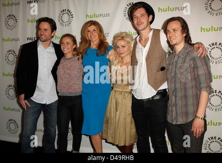 Charles Esten, Hayden Panettiere, Connie Britton, Clare Bowen, Sam Palladio, Jonathan Jackson presso gli arrivi per pannello di Nashville al trentesimo Paleyfest annuale, Saban Theatre di Los Angeles, CA 9 marzo 2013. Foto di: Emiley Schweich/Everett raccolta/Alamy Live News Foto Stock