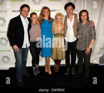 Charles Esten, Hayden Panettiere, Connie Britton, Clare Bowen, Sam Palladio, Jonathan Jackson presso gli arrivi per pannello di Nashville al trentesimo Paleyfest annuale, Saban Theatre di Los Angeles, CA 9 marzo 2013. Foto di: Emiley Schweich/Everett raccolta/Alamy Live News Foto Stock