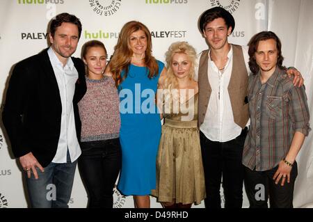 Charles Esten, Hayden Panettiere, Connie Britton, Clare Bowen, Sam Palladio, Jonathan Jackson presso gli arrivi per pannello di Nashville al trentesimo Paleyfest annuale, Saban Theatre di Los Angeles, CA 9 marzo 2013. Foto di: Emiley Schweich/Everett raccolta/Alamy Live News Foto Stock