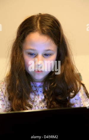 Schoolgirl ragazza utilizzando un computer portatile in Irlanda Foto Stock