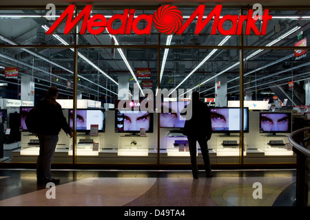 Berlino, Germania, TV a schermo piatto nella finestra di Media Markt Foto Stock