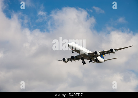 Lufthansa Airbus A340 pronto per l'atterraggio. Foto Stock