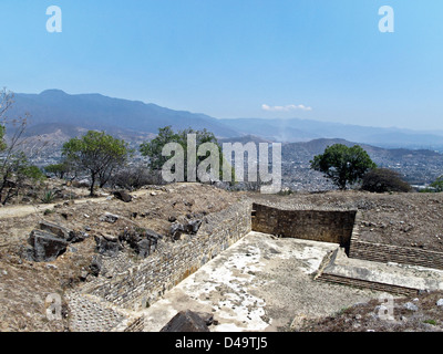 L'estremità nord della grande palla con vista sulla valle di Oaxaca in restaurato recentemente aperto pre colombiana Atzompa rovine Oaxaca Foto Stock
