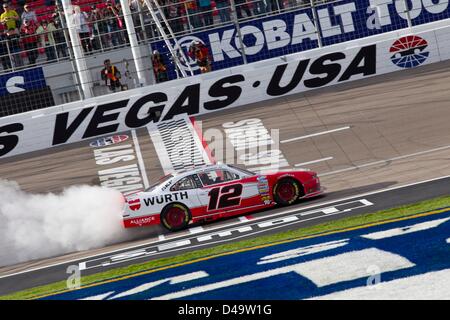 Las Vegas, Nevada, USA. 9 Marzo, 2013. Sam Hornish Jr (12) vince la Sams Town 300 gara al Las Vegas Motor Speedway in Las Vegas NV. Foto Stock