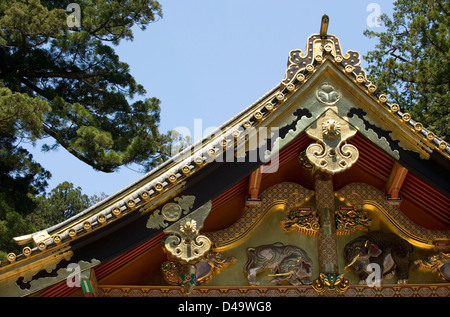 Oro ornamentali decorate timpano del tetto in corrispondenza di uno degli edifici sacri a Toshogu jinja sacrario in Nikko, Tochigi, Giappone. Foto Stock