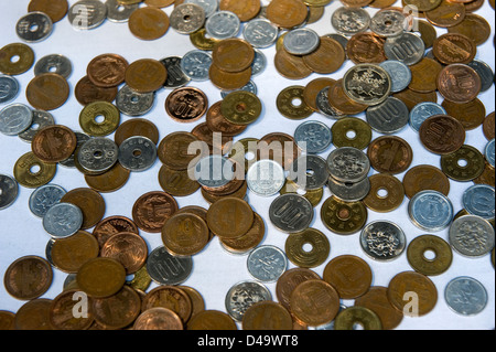 1 Giapponese Yen Yen 5, 10 Yen, 50 yen e 100 yen e 500 Yen le monetine in un offertorio box a Toshogu Jinja santuario di Nikko Foto Stock