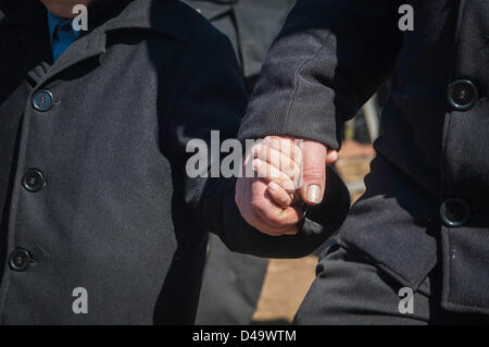 Lancaster, Pennsylvania, USA. 9 Marzo, 2013. Un 'mud vendita " è tenuto a Lancaster, Pennsylvania. La contea di fango annuale delle vendite sono manifestazioni organizzate dal volontariato locale fuoco alle aziende di raccogliere fondi per le attrezzature e i servizi. Essi iniziano a inizio primavera e non vi è di solito uno ogni weekend di marzo, con gli altri pianificati tramite l'anno. Essi sono costituiti da aste e vendita di forniture agricole, strumenti, animali, trapunte, buggy, articoli da giardino e molto di più. Foto Stock