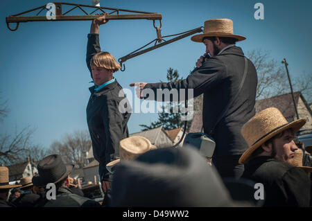 Lancaster, Pennsylvania, USA. 9 Marzo, 2013. Un 'mud vendita " è tenuto a Lancaster, Pennsylvania. La contea di fango annuale delle vendite sono manifestazioni organizzate dal volontariato locale fuoco alle aziende di raccogliere fondi per le attrezzature e i servizi. Essi iniziano a inizio primavera e non vi è di solito uno ogni weekend di marzo, con gli altri pianificati tramite l'anno. Essi sono costituiti da aste e vendita di forniture agricole, strumenti, animali, trapunte, buggy, articoli da giardino e molto di più. Foto Stock