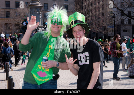 Uomo e adolescente celebrare durante il San Patrizio parade di Montreal, provincia del Québec in Canada. Foto Stock