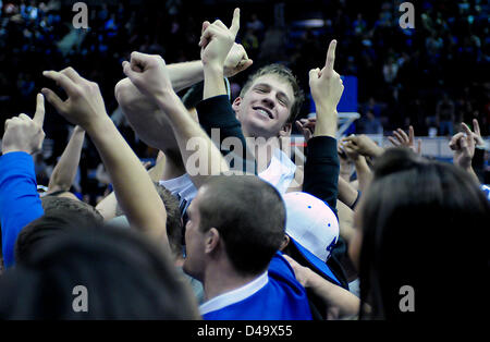 Colorado Springs, Colorado, Stati Uniti. 9 Marzo, 2013. Air Force guardia, Todd Fletcher (10), celebra con altri cadetti seguenti Mountain West Conference azione tra il New Mexico Lobos e la Air Force Academy falchi al Clune Arena, United States Air Force Academy, Colorado Springs, Colorado. Air Force sconvolge la #12 classificato New Mexico Lobos 89-88. Foto Stock