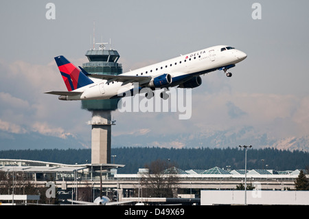 Collegamento a Delta Airlines Embraer ERJ-175 jet regionale aereo di linea si discosta dall'Aeroporto Internazionale di Vancouver N615CZ Foto Stock