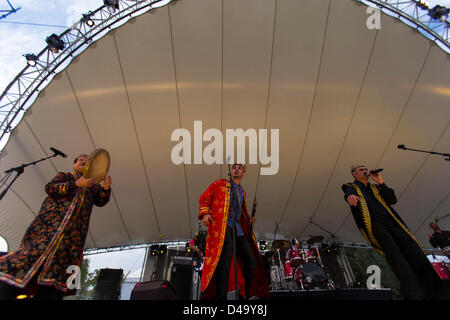 Adelaide, Australia del Sud. 8 Marzo, 2013. La famiglia Alaev prestazioni a WOMADelaide 2013 tenutasi tra 8 - 11 Marzo 2013 ad Adelaide nel Sud Australia (credito Immagine: © Gary Francesco/ZUMAPRESS.com/Alamy Live News) Foto Stock