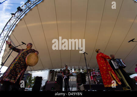 Adelaide, Australia del Sud. 8 Marzo, 2013. La famiglia Alaev prestazioni a WOMADelaide 2013 tenutasi tra 8 - 11 Marzo 2013 ad Adelaide nel Sud Australia (credito Immagine: © Gary Francesco/ZUMAPRESS.com/Alamy Live News) Foto Stock