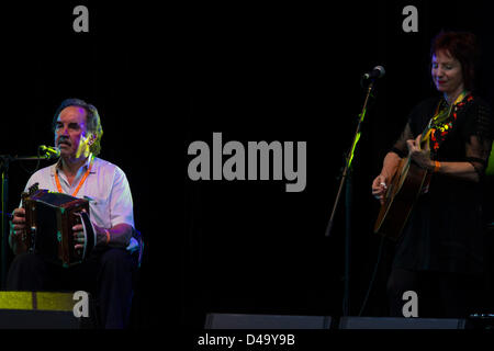 Adelaide, Australia del Sud. 8 Marzo, 2013. Il cantante/musicisti MARC E ANN ALLEN SAVOY della famiglia Savoia cajun della Louisiana eseguire a WOMADelaide 2013 tenutasi tra 8 - 11 Marzo 2013 ad Adelaide nel Sud Australia (credito Immagine: © Gary Francesco/ZUMAPRESS.com/Alamy Live News) Foto Stock