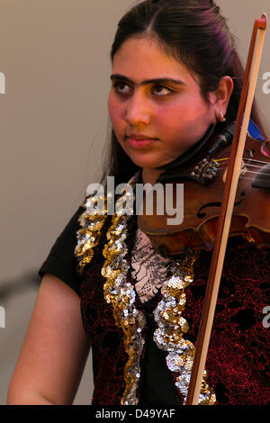 Adelaide, Australia del Sud. 8 Marzo, 2013. La famiglia Alaev prestazioni a WOMADelaide 2013 tenutasi tra 8 - 11 Marzo 2013 ad Adelaide nel Sud Australia (credito Immagine: © Gary Francesco/ZUMAPRESS.com/Alamy Live News) Foto Stock