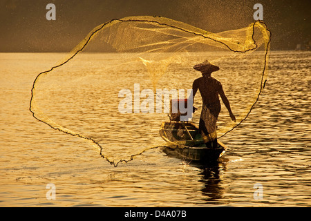 Fisherman tossing net sul fiume Mekong a Luang Prabang, Laos Foto Stock