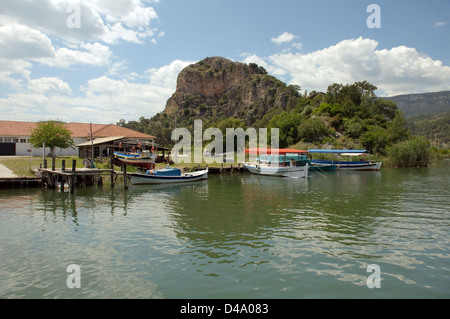 Dalyan fiume nella parte anteriore della roccia tombe di Caunos o Kaunos vicino a Marmaris, Costa Turca dell'Egeo, Turchia, Asia Foto Stock