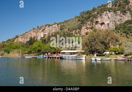 Dalyan fiume nella parte anteriore della roccia tombe di Caunos o Kaunos vicino a Marmaris, Costa Turca dell'Egeo, Turchia, Asia Foto Stock