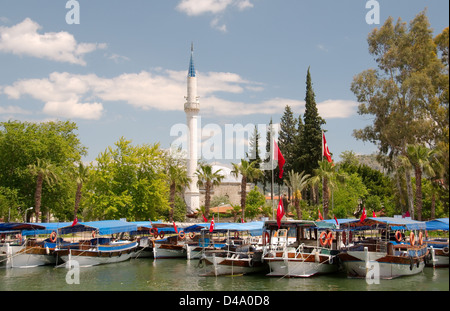 Dalyan fiume nella parte anteriore della roccia tombe di Caunos o Kaunos vicino a Marmaris, Costa Turca dell'Egeo, Turchia, Asia Foto Stock