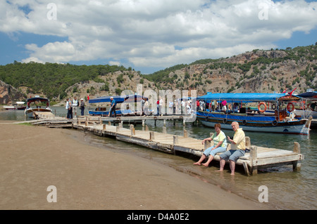 Dalyan fiume nella parte anteriore della roccia tombe di Caunos o Kaunos vicino a Marmaris, Costa Turca dell'Egeo, Turchia, Asia Foto Stock