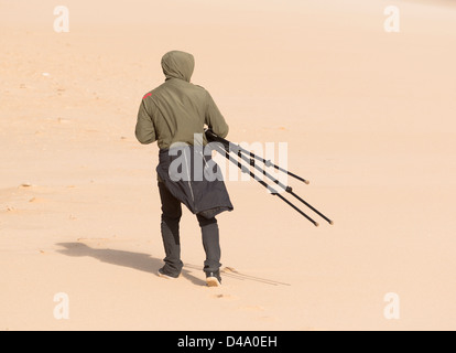 Uomo con un cavalletto. Foto Stock