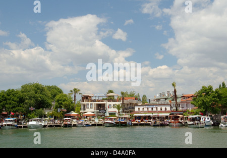Dalyan fiume nella parte anteriore della roccia tombe di Caunos o Kaunos vicino a Marmaris, Costa Turca dell'Egeo, Turchia, Asia Foto Stock
