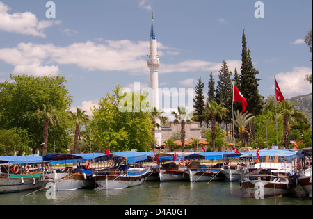 Dalyan fiume nella parte anteriore della roccia tombe di Caunos o Kaunos vicino a Marmaris, Costa Turca dell'Egeo, Turchia, Asia Foto Stock