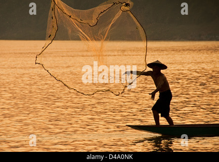 Fisherman tossing net sul fiume Mekong a Luang Prabang, Laos Foto Stock