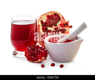 Mature melograno e bicchiere di succo di frutta su sfondo bianco Foto Stock