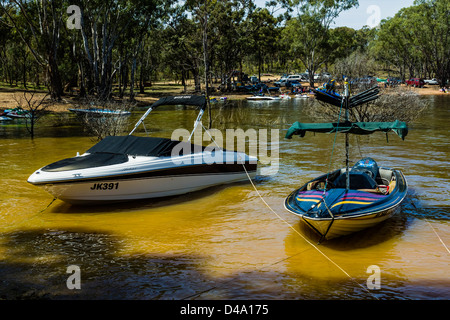 Sci nautico barche legato fino alla riva del lago Eppalock, Victoria Australia Foto Stock