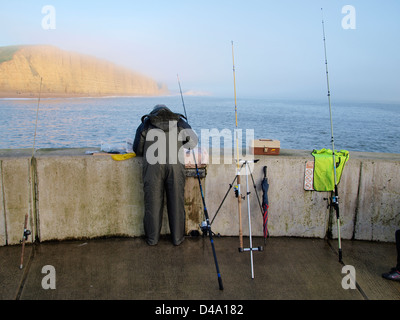 I pescatori alla fine del molo t West Bay, Bridport,Dorset, Regno Unito Foto Stock