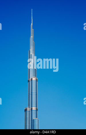 Vista del Burj Khalifa grattacielo la costruzione più alta del mondo in Dubai Emirati Arabi Uniti EMIRATI ARABI UNITI Foto Stock