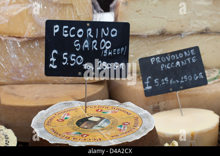 Alimenti continentali; Pecora Gioiosa o Pecorino Sardo all'International Continental Food Festival di Wigan, Lancashire, Inghilterra, Regno Unito Foto Stock