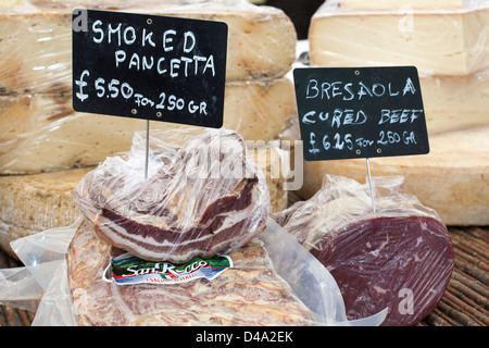 Alimenti continentali; panchetta italiana affumicata e manzo di Bresaola, formaggi artigianali; Festival Internazionale del cibo continentale a Wigan, Regno Unito Foto Stock