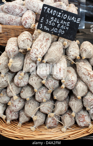 Salame tradizionale italiano; Salame tradizionale italiano; salame di salumi al Festival Internazionale dell'alimentazione continentale di Wigan, Lancashire, Inghilterra, Regno Unito Foto Stock