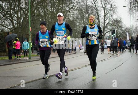 Cambridge, Regno Unito. 10 marzo, 2013. Guide di scorrimento in competizione nella seconda Cambridge mezza maratona di oggi che è iniziato in condizioni wintery. Foto Stock