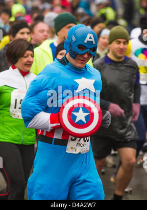 Cambridge, Regno Unito. 10 marzo, 2013. Guide di scorrimento in competizione nella seconda Cambridge mezza maratona di oggi che è iniziato in condizioni wintery. Foto Stock