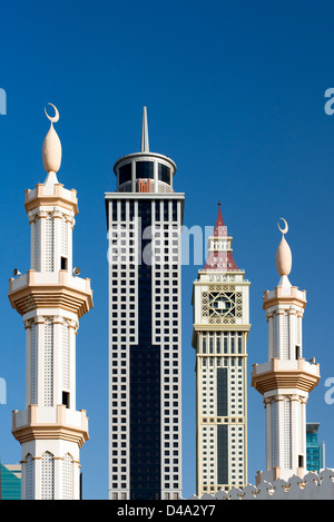 Dettaglio di contrasto tra i minareti della Moschea e moderni grattacieli di Dubai Regno emirato Arabo Foto Stock