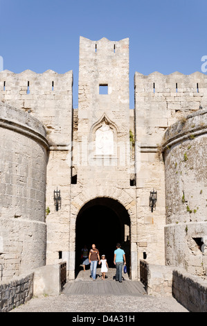 Rodi. La Grecia. L'imponente del XVI secolo d'Amboise porta nelle pareti dei Cavalieri. Foto Stock