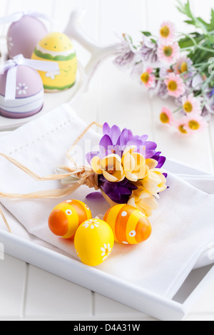 Fiori di Primavera e uova di Pasqua decorazione di tabella Foto Stock