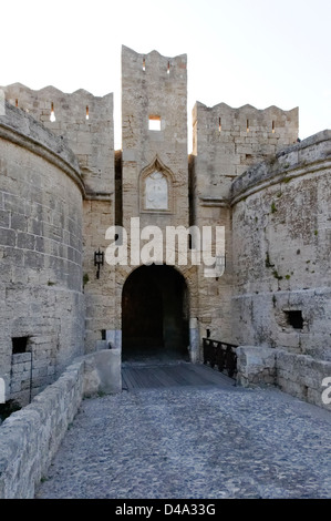 Rodi. La Grecia. L'imponente del XVI secolo d'Amboise porta nelle pareti dei Cavalieri. Foto Stock