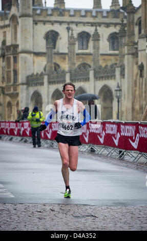 Cambridge, Regno Unito. 10 marzo, 2013. Guide di scorrimento in competizione nella seconda Cambridge mezza maratona di oggi che è iniziato in condizioni wintery. Foto Stock