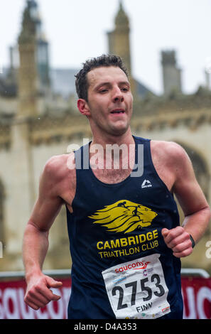 Cambridge, Regno Unito. 10 marzo, 2013. Guide di scorrimento in competizione nella seconda Cambridge mezza maratona di oggi che è iniziato in condizioni wintery. Foto Stock